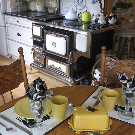 โกลเดน ดรีมส์ บีแอนด์บี Bed & Breakfast วิสต์เลอร์ ภายนอก รูปภาพ