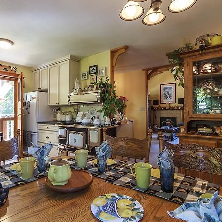 โกลเดน ดรีมส์ บีแอนด์บี Bed & Breakfast วิสต์เลอร์ ภายนอก รูปภาพ