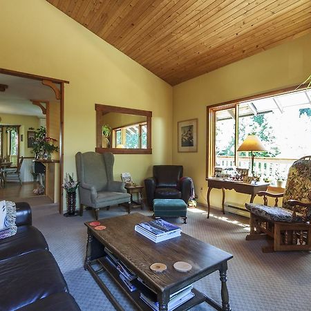 โกลเดน ดรีมส์ บีแอนด์บี Bed & Breakfast วิสต์เลอร์ ภายนอก รูปภาพ