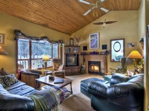 โกลเดน ดรีมส์ บีแอนด์บี Bed & Breakfast วิสต์เลอร์ ภายนอก รูปภาพ