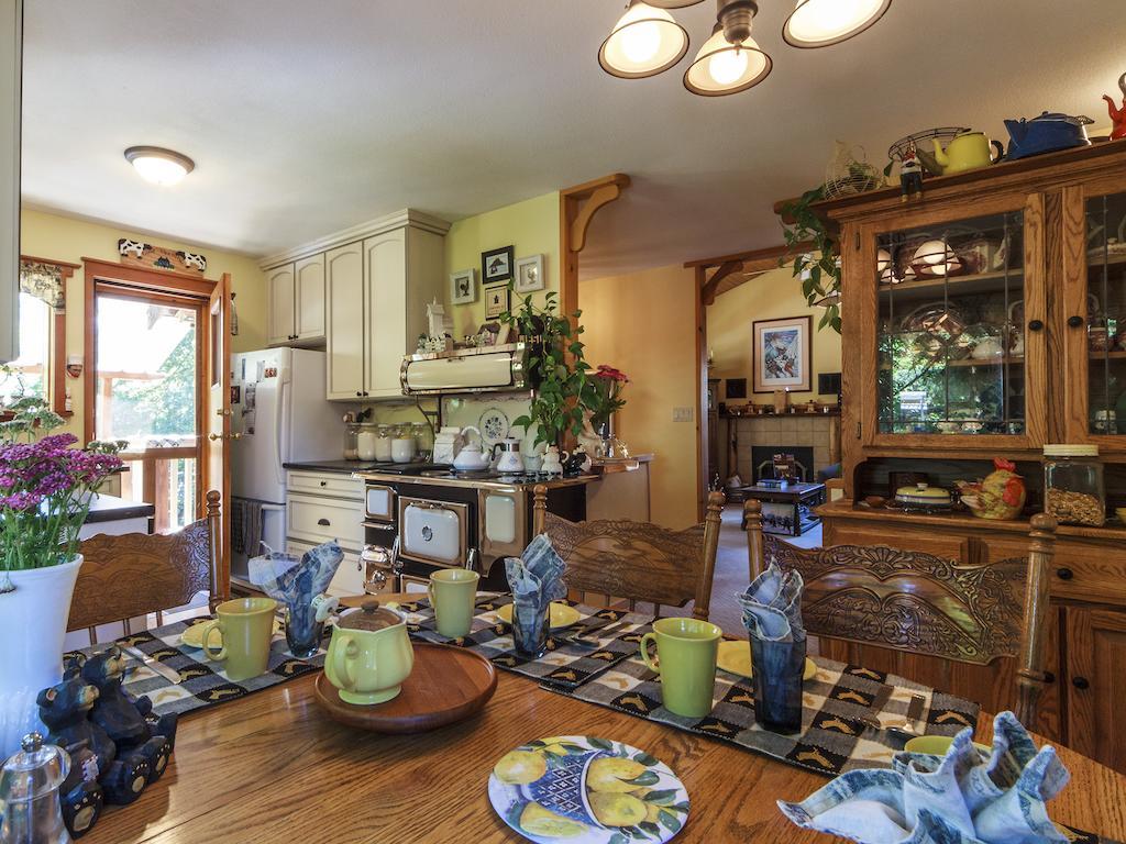 โกลเดน ดรีมส์ บีแอนด์บี Bed & Breakfast วิสต์เลอร์ ภายนอก รูปภาพ